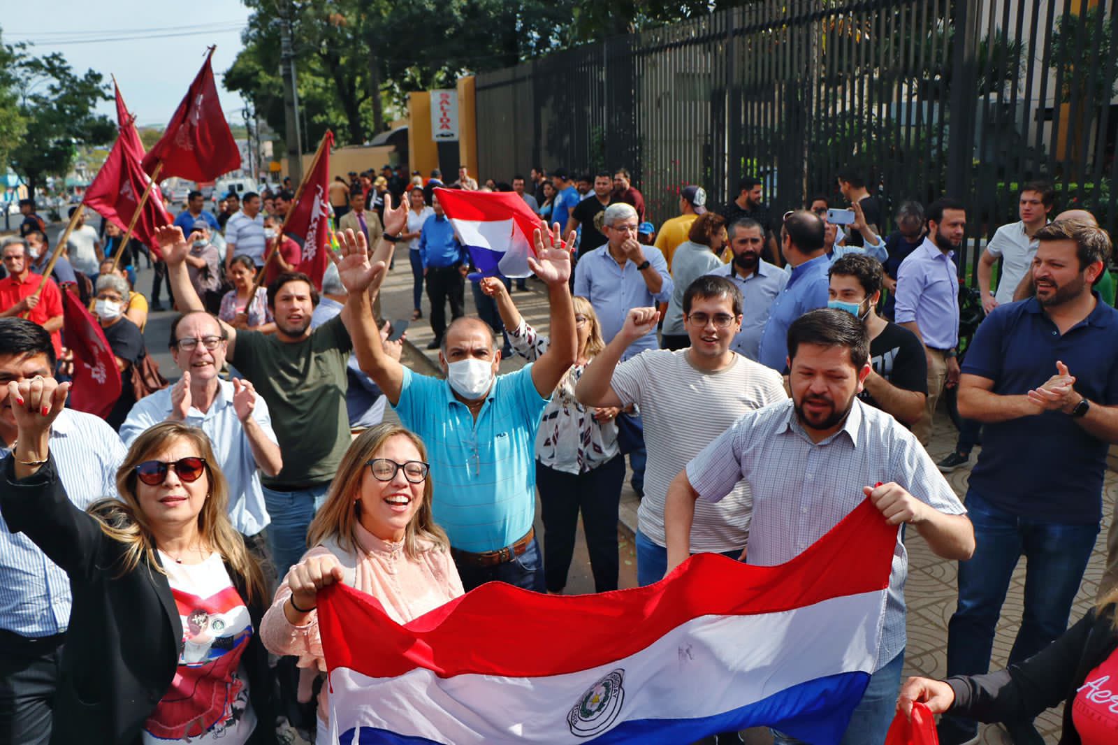 Manifestación frente al Tribunal Superior de Justicia Electoral. Foto: Gentileza
