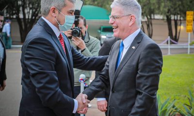 El presidente de la República, Mario Abdo, junto al embajador Marc Otfield. Foto: Presidencia.