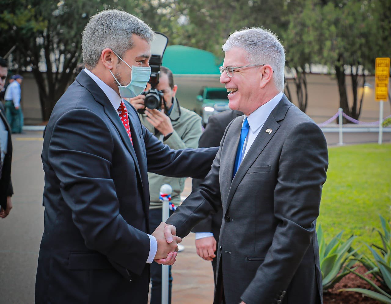 El presidente de la República, Mario Abdo, junto al embajador Marc Otfield. Foto: Presidencia.