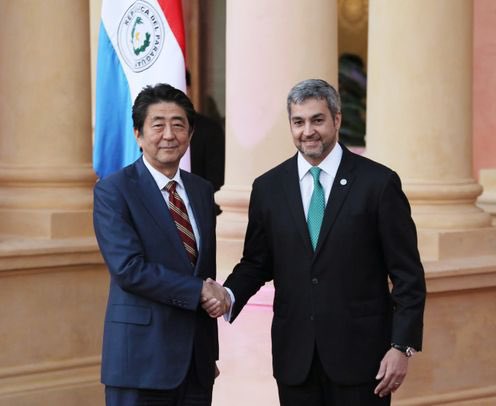 Shinzo Abe y Mario Abdo Benítez en el 2018. Foto: @MaritoAbdo