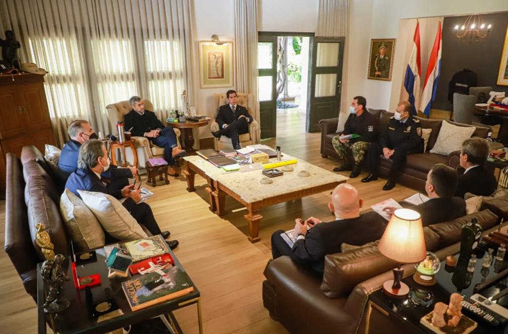 El presidente de la República, Mario Abdo Benítez encabeza una reunión de trabajo con representantes del Ministerio de Relaciones Exteriores y otras autoridades nacionales para ultimar los detalles para la Cumbre. Foto: 1000 AM