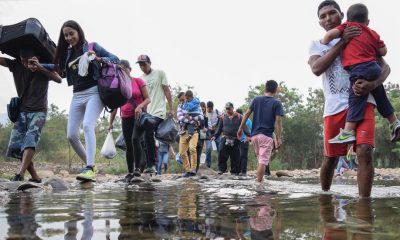 Migrantes venezolanos cruzan la frontera entre Venezuela y Colombia por el paso de La Pampa, cerca de Cúcuta, el 2 de marzo de 2019. El País