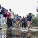 Migrantes venezolanos cruzan la frontera entre Venezuela y Colombia por el paso de La Pampa, cerca de Cúcuta, el 2 de marzo de 2019. El País