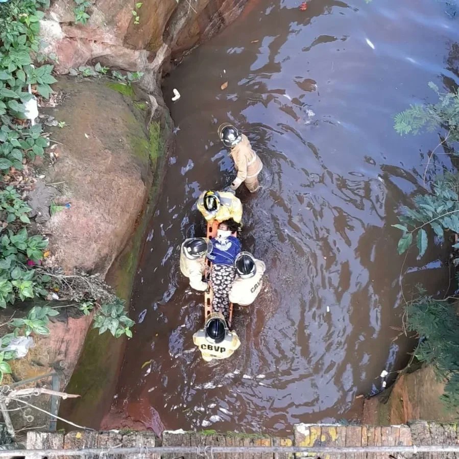 La mujer fue rescatada por los bomberos voluntarios. Foto: Emergencias 132.