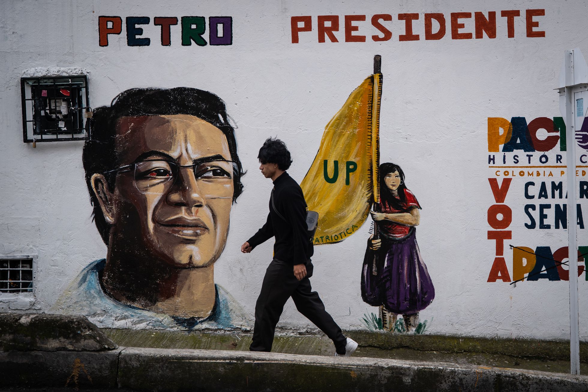 Mural con Gustavo Petro. Foto: El País
