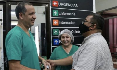 Carlos García, abuelo de la pequeña Nahiara, con los doctores Marcos Melgarejo y Nancy Garay tras la cirugía. Foto: Gentileza