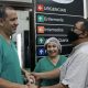 Carlos García, abuelo de la pequeña Nahiara, con los doctores Marcos Melgarejo y Nancy Garay tras la cirugía. Foto: Gentileza