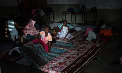 Niños desplazados por la guerra entre bandas en Puerto Príncipe (Haití) fueron recibidos en un albergue católico, el sábado. El País