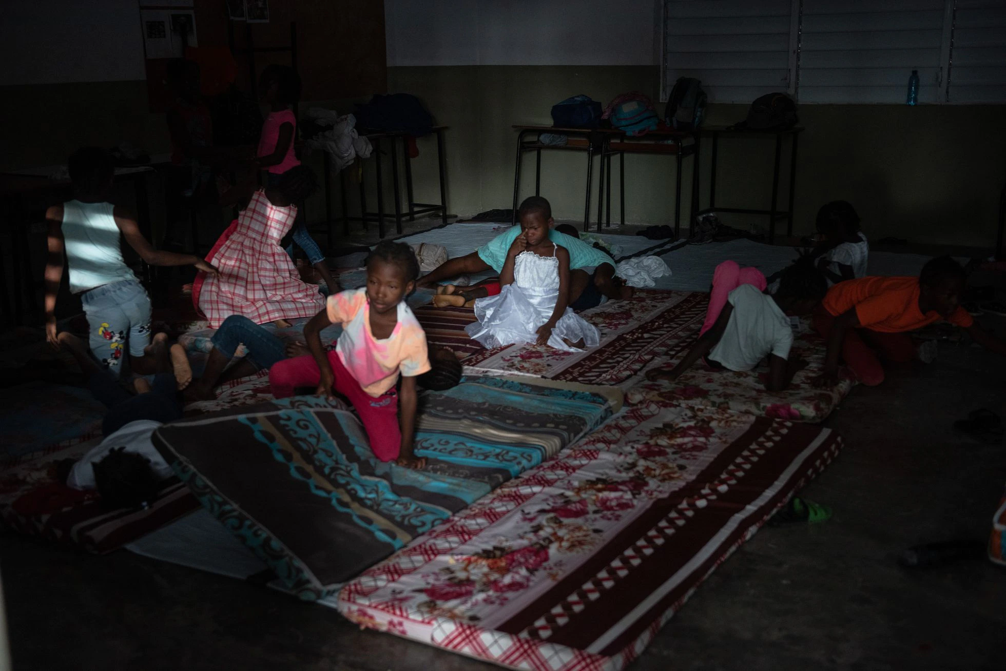 Niños desplazados por la guerra entre bandas en Puerto Príncipe (Haití) fueron recibidos en un albergue católico, el sábado. El País