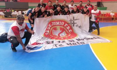 Plantel del 12 de Junio, miembros del cuerpo técnico y dirigentes posando antes de su segundo partido. Foto: Gentileza..