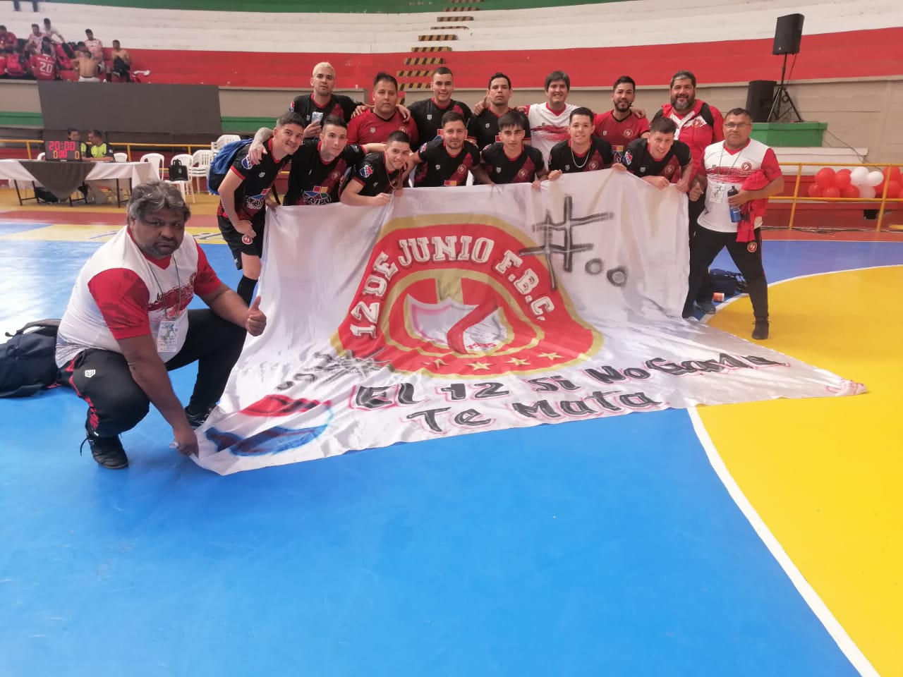 Plantel del 12 de Junio, miembros del cuerpo técnico y dirigentes posando antes de su segundo partido. Foto: Gentileza..