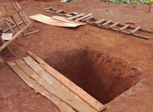 El menor se encontraba jugando en el patio de la casa donde el pozo ciego está en construcción. Foto: Gentileza