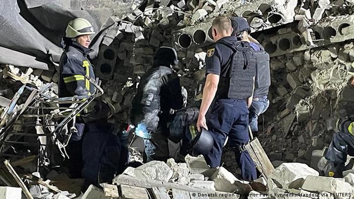 Rescatistas buscan a sobrevivientes del ataque ruso en Chasiv Yar, en la región ucraniana de Donetsk. Foto: DW