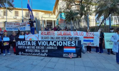 Médicos que dependen del Ministerio de Salud se manifiestan esta mañana de forma pacífica, frente a la cartera sanitaria. Foto: Sinamed