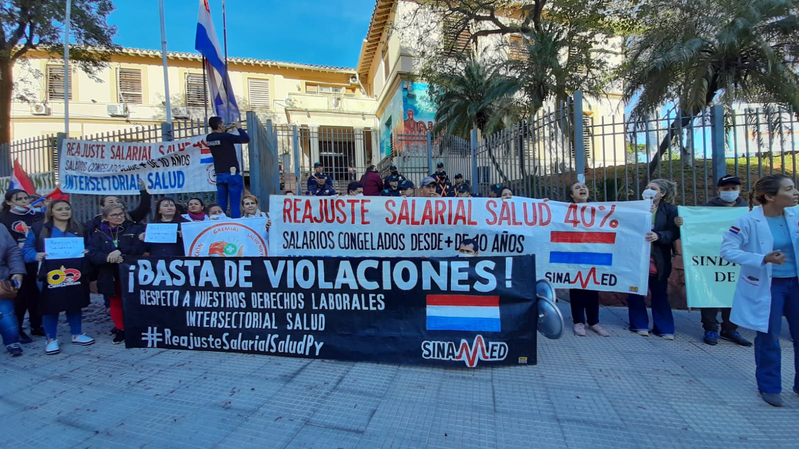 Médicos que dependen del Ministerio de Salud se manifiestan esta mañana de forma pacífica, frente a la cartera sanitaria. Foto: Sinamed