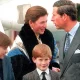 Tiggy Legge-Bourke junto al príncipe Carlos y a los príncipes William y Harry en Zurich en 1999. Foto: Infobae