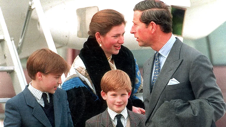 Tiggy Legge-Bourke junto al príncipe Carlos y a los príncipes William y Harry en Zurich en 1999. Foto: Infobae