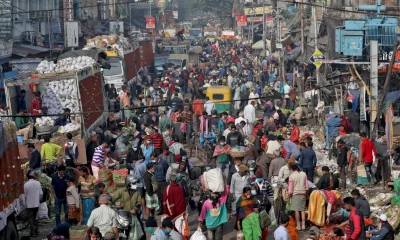 Un concurrido mercado de Kolkata, en la India, el país que está por convertirse en el más poblado del mundo. Foto: Infobae