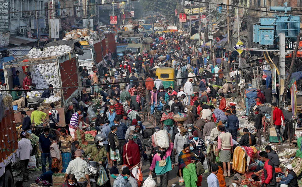 Un concurrido mercado de Kolkata, en la India, el país que está por convertirse en el más poblado del mundo. Foto: Infobae