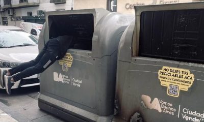 Una persona buscando residuos en un basurero en Buenos Aires. BBC Mundo
