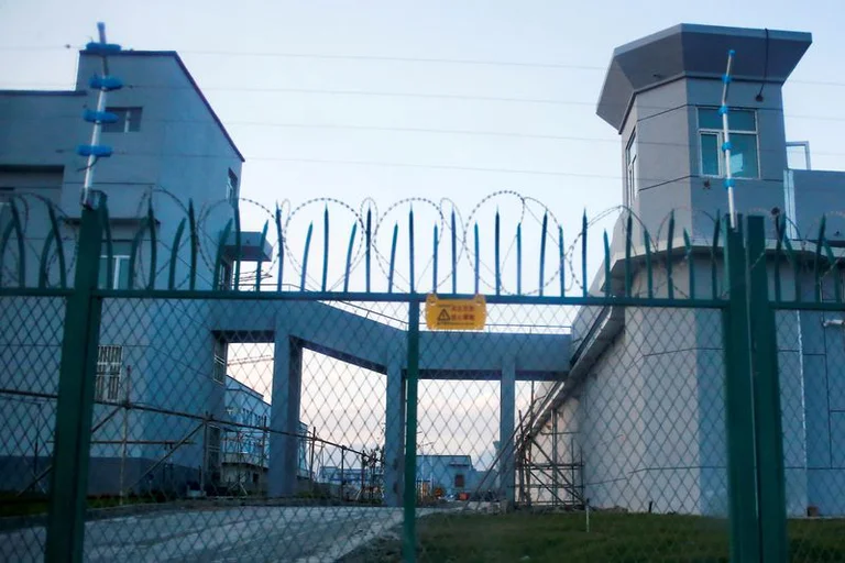 Una valla perimetral en construcción alrededor de lo que se conoce oficialmente como un centro de educación de habilidades profesionales en Dabancheng, en la Región Autónoma Uigur de Xinjiang, China . Foto: Infobae