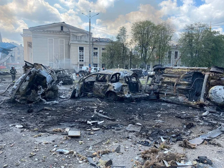 Vehículos destruidos tras el ataque de Rusia. Foto: Infobae. Archivo.