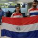 Helen Montiel junto a Rubén Zacarías posan con la bandera tricolor, momentos antes de abordar el vuelo que los lleve finalmente hasta la India. Gentileza