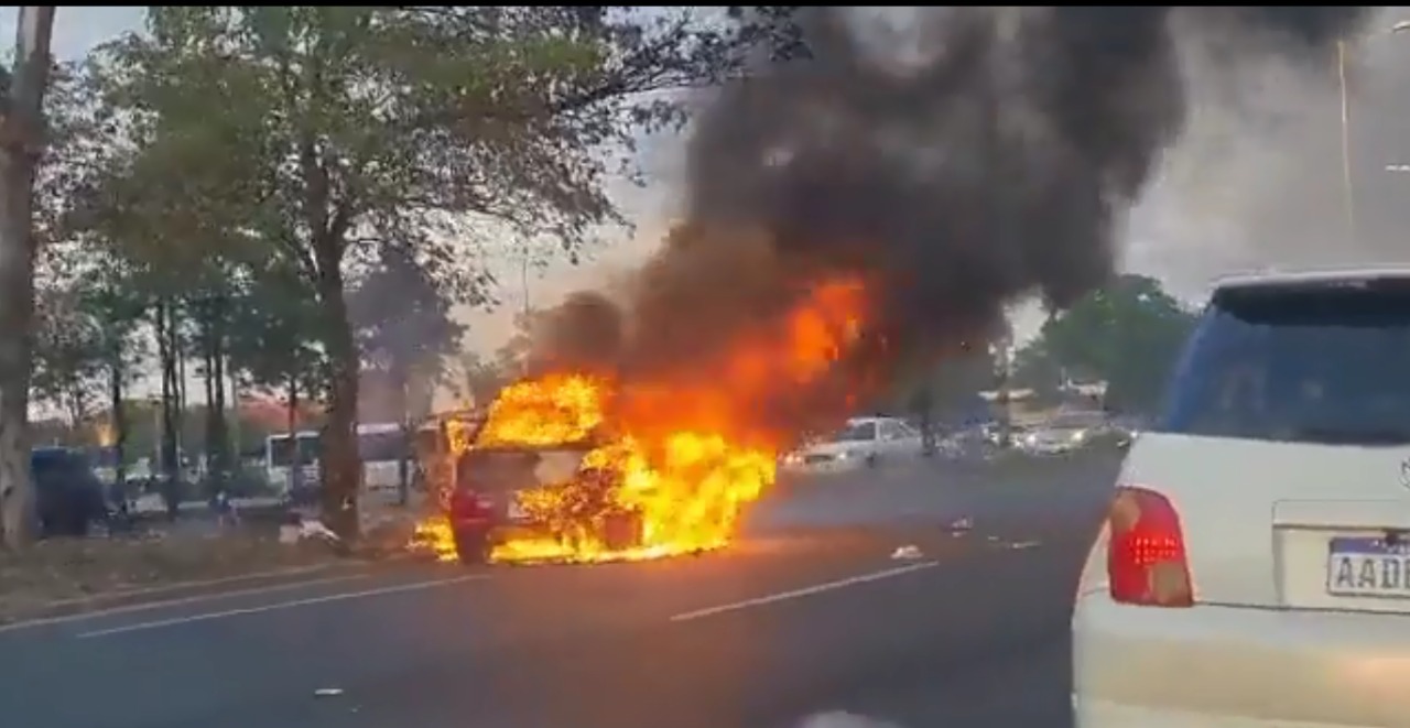 Auto incendiandose en Ñu Guasu. Gentileza