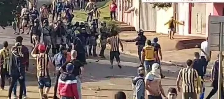 Barras de Luque causaron destrozos en Itapúa tras una batalla campal. Foto: Sapolito