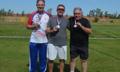 Jorge Gomez (centro), Paulo Reichardt (izq.) y Osvaldo Farrés (der.), los tres primneros de esta nueva cita del tiro modalidad Fosa Olímpica. Foto: OSCAR VILLALBA.