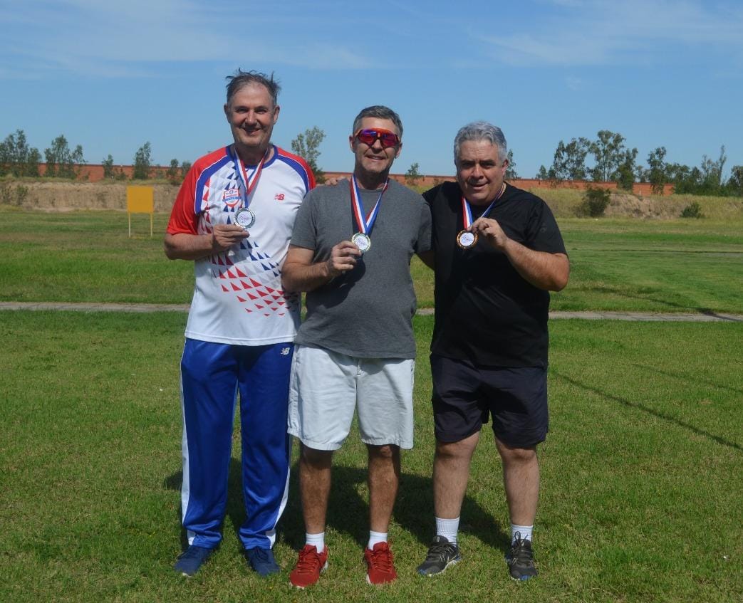 Jorge Gomez (centro), Paulo Reichardt (izq.) y Osvaldo Farrés (der.), los tres primneros de esta nueva cita del tiro modalidad Fosa Olímpica. Foto: OSCAR VILLALBA.