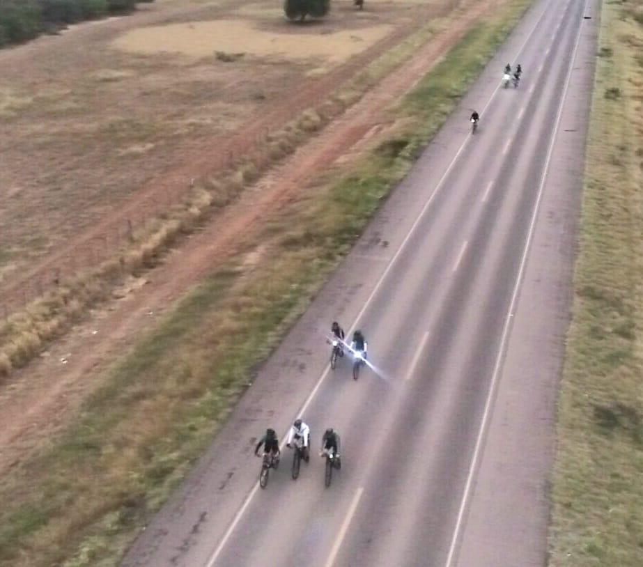 Ciclistas por la ruta Bioceánica. Foto: Gentileza