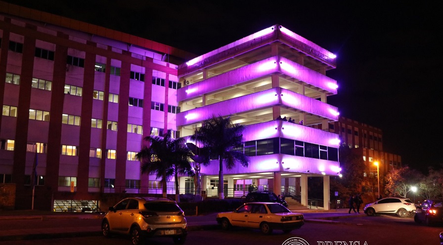 Clinicas se encendió desde ayer con luces alusivas. Foto: Gentileza