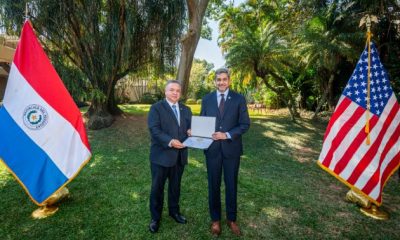 El ministro, Esteban Aquino, recibió la distinción acompañado por el propio presidente de la República. Agencia IP