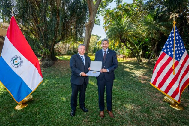 El ministro, Esteban Aquino, recibió la distinción acompañado por el propio presidente de la República. Agencia IP