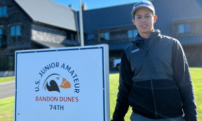 Erich Fortlage posando al costado de un cartel alusivo al torneo antes de arrancar los primeros 18 hoyos. GENTILEZA.