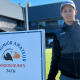 Erich Fortlage posando al costado de un cartel alusivo al torneo antes de arrancar los primeros 18 hoyos. GENTILEZA.