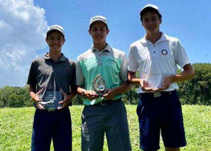 Franco Fernández, Erich Fortlage y Benjamín Fernández posan con sus respectivos trofeos como los mejores. GENTILEZA