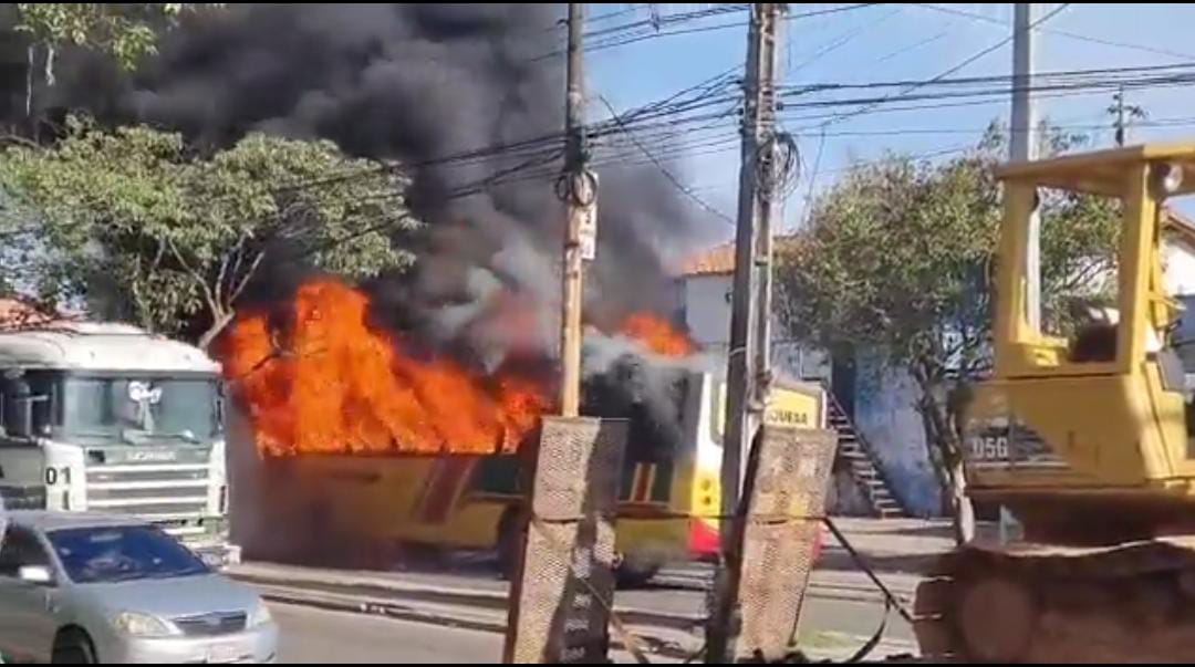 El bus ardió completamente en llamas. Foto: @fernechi