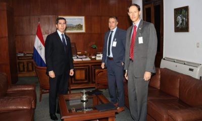 El ministro del Interior, Federico González, recibió al consejero legal de la Embajada de Estados Unidos en Paraguay, Brian Skaret, y al Agregado Regional del FBI, Ricardo Hernández. Agencia IP