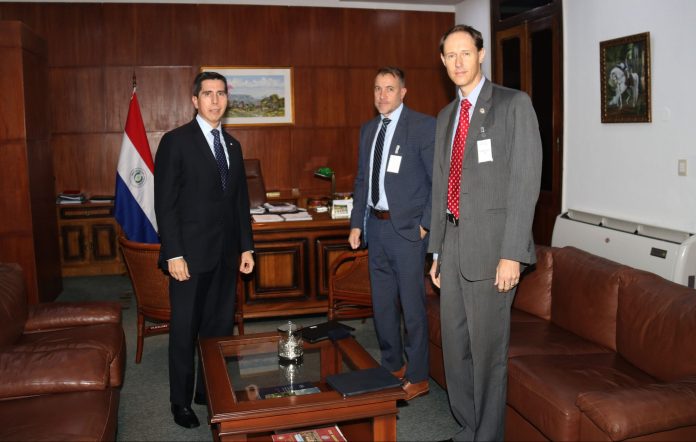 El ministro del Interior, Federico González, recibió al consejero legal de la Embajada de Estados Unidos en Paraguay, Brian Skaret, y al Agregado Regional del FBI, Ricardo Hernández. Agencia IP