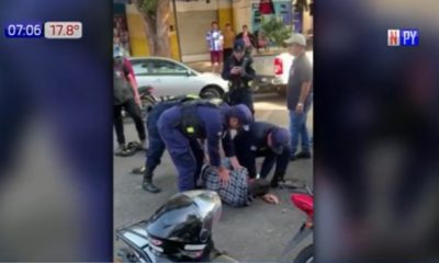 Pelea entre motociclista y PMT. Foto: Captura de video.