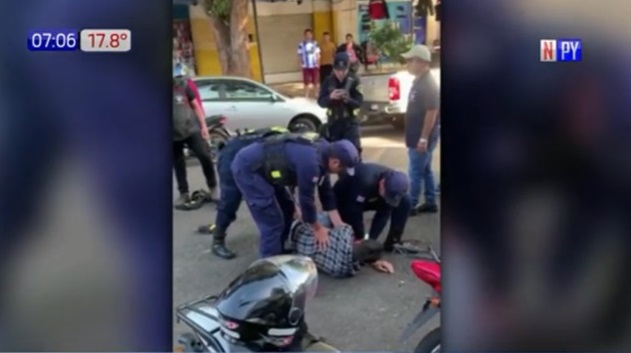 Pelea entre motociclista y PMT. Foto: Captura de video.