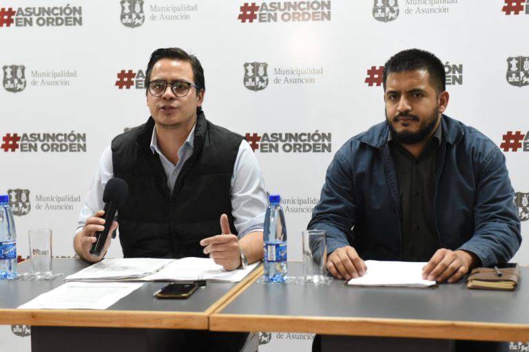 El director general de Gabinete y el asesor jurídico del municipio durante la conferencia de prensa. Foto: Municipalidad de Asunción