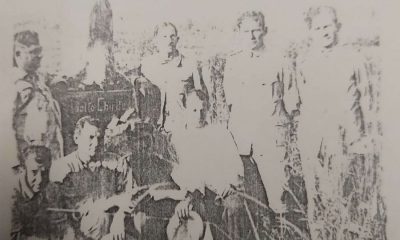 Jefes y oficiales del ejército revolucionario frente al túmulo con los restos de Adolfo Chirife. Cortesía
