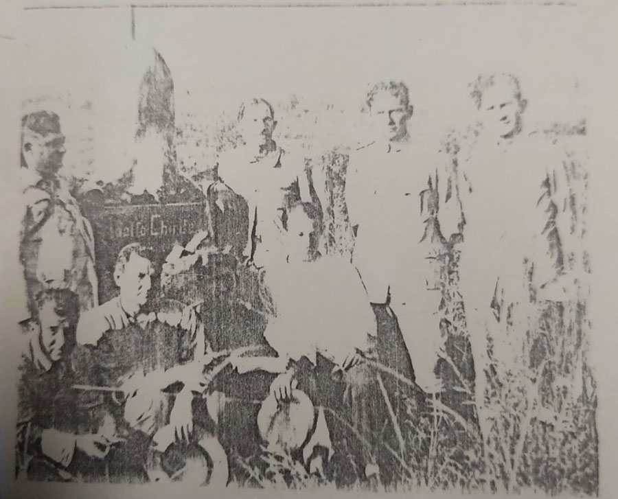 Jefes y oficiales del ejército revolucionario frente al túmulo con los restos de Adolfo Chirife. Cortesía