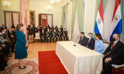 Mario Abdo Benítez toma juramento a María Leticia Casati. Foto: Presidencia