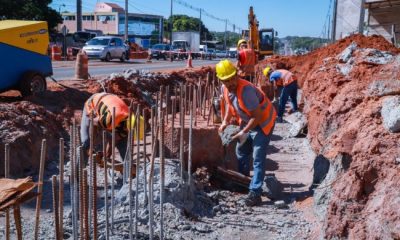 Obreros trabajando en las obras en Tres Bocas. Foto: MOPC.