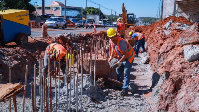 Obreros trabajando en las obras en Tres Bocas. Foto: MOPC.