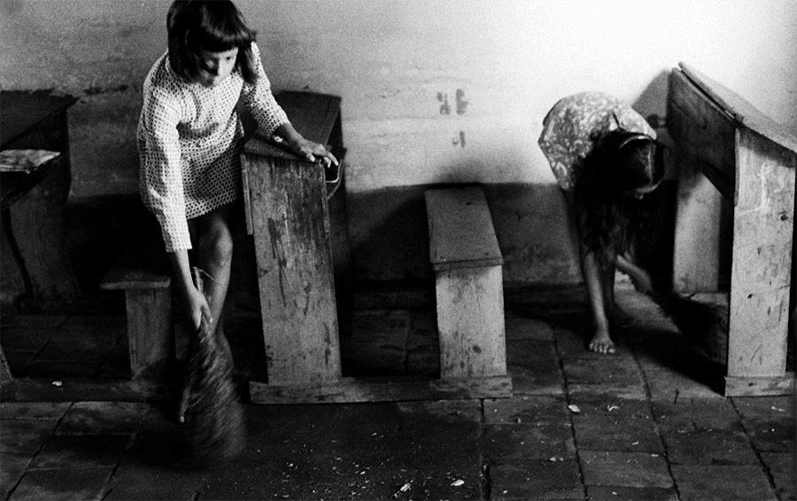 Jose María Blanch. "Niñas barriendo el aula", Valenzuela, 1975. Colección Mendonca